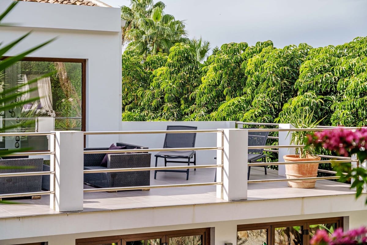 5 bedroom Villa for sale in Marbella with pool - € 2,490,000 (Ref: 9752621)