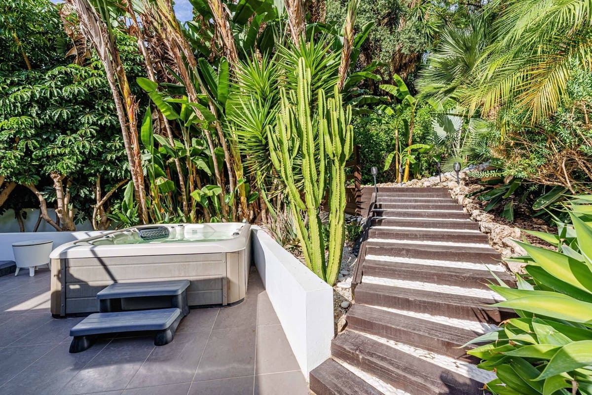 5 bedroom Villa for sale in Marbella with pool - € 2,490,000 (Ref: 9752621)