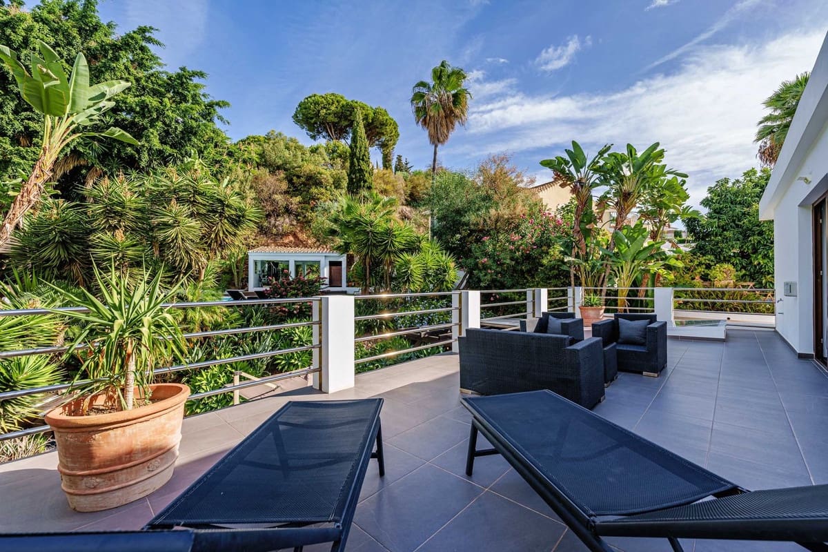 5 bedroom Villa for sale in Marbella with pool - € 2,490,000 (Ref: 9752621)