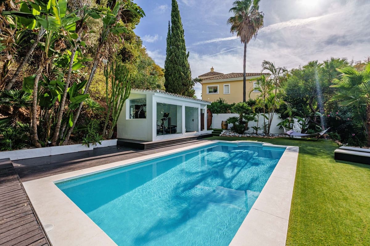 5 bedroom Villa for sale in Marbella with pool - € 2,490,000 (Ref: 9752621)