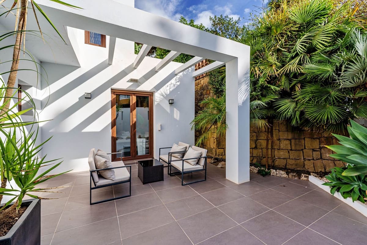 5 bedroom Villa for sale in Marbella with pool - € 2,490,000 (Ref: 9752621)