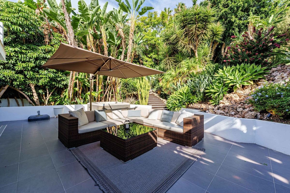 5 bedroom Villa for sale in Marbella with pool - € 2,490,000 (Ref: 9752621)