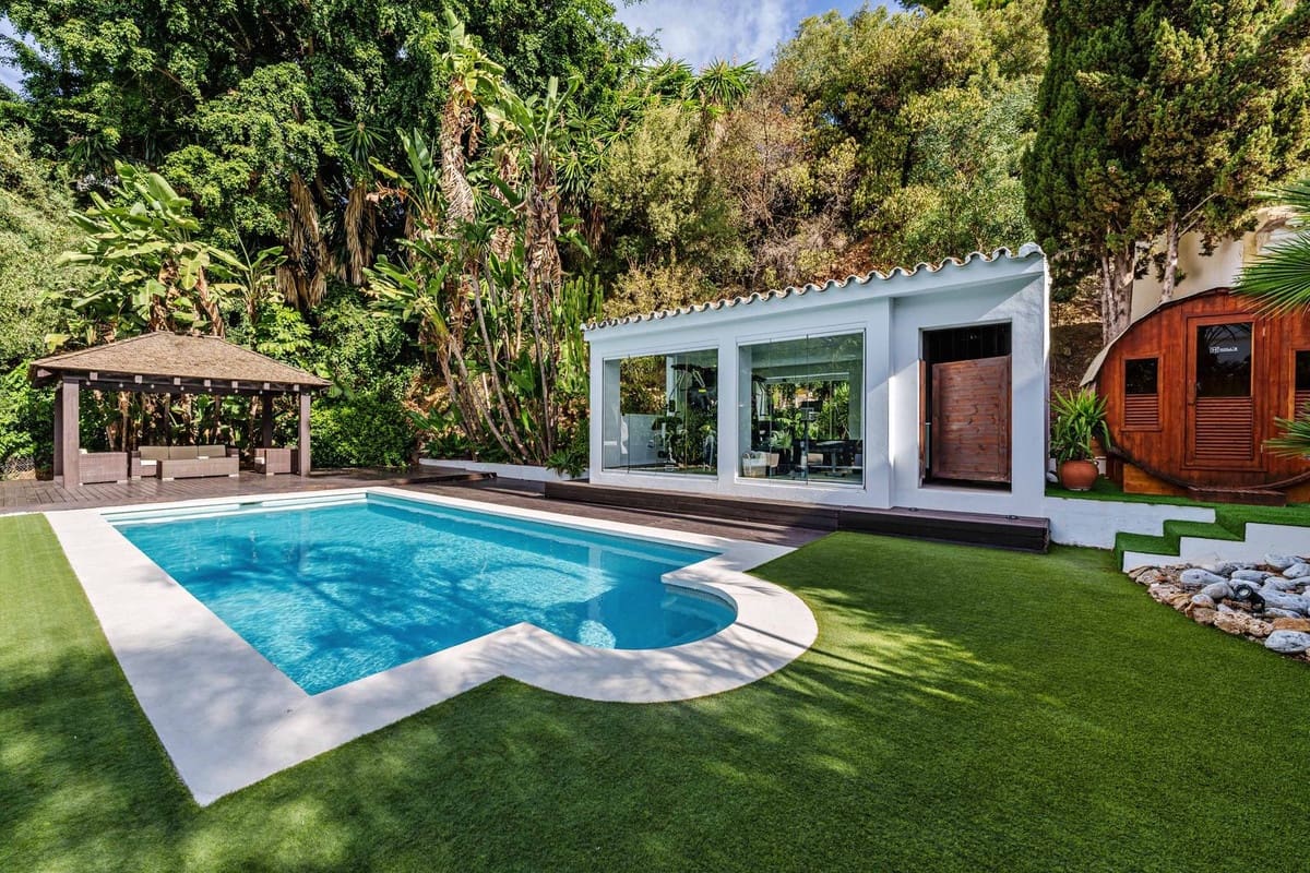 5 bedroom Villa for sale in Marbella with pool - € 2,490,000 (Ref: 9752621)