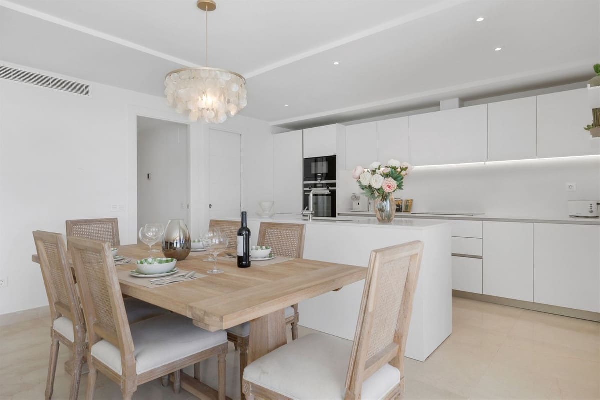 2 makuuhuone Asunto myytävänä paikassa Marbella mukana uima-altaan - 950 000 € (Ref: 9752625)