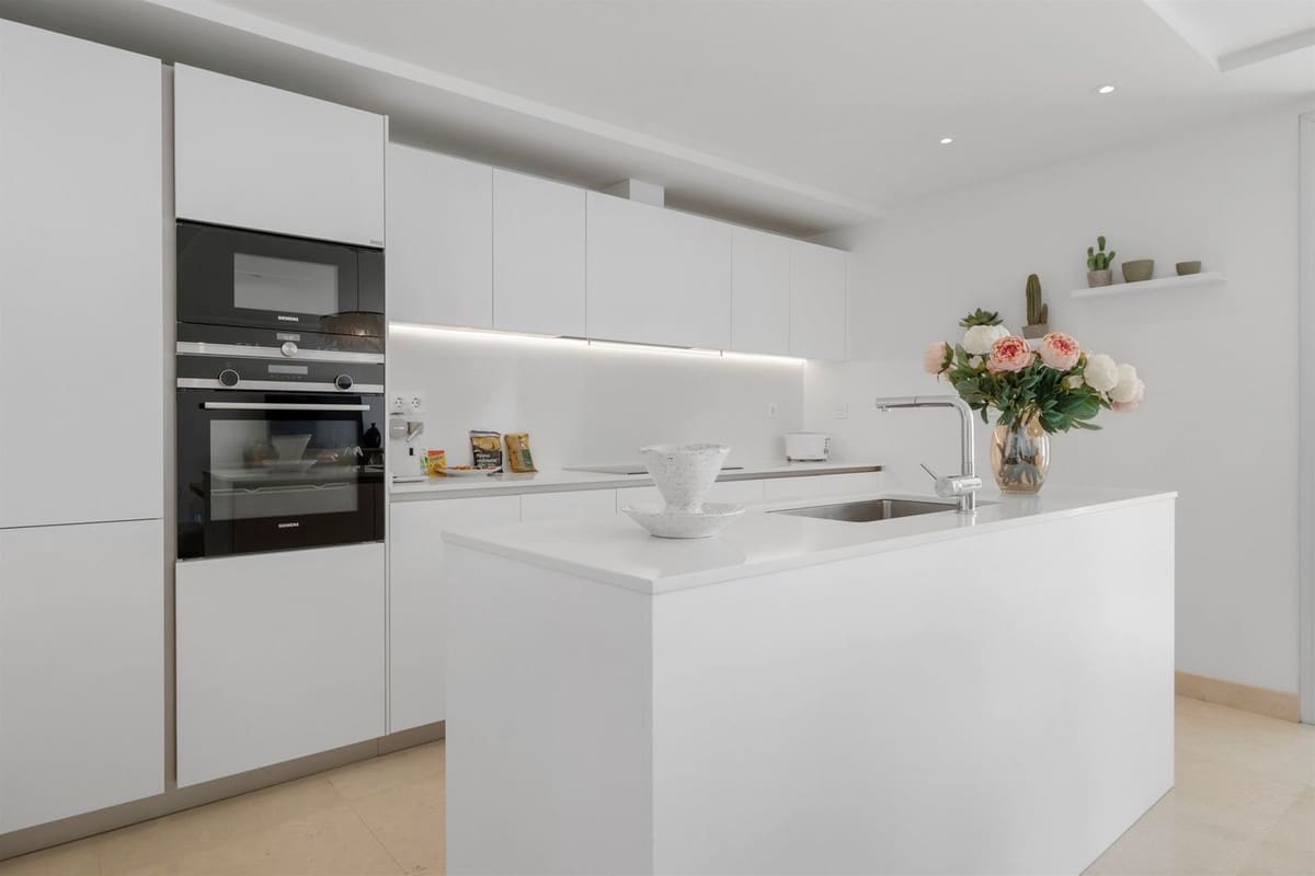 2 makuuhuone Asunto myytävänä paikassa Marbella mukana uima-altaan - 950 000 € (Ref: 9752625)