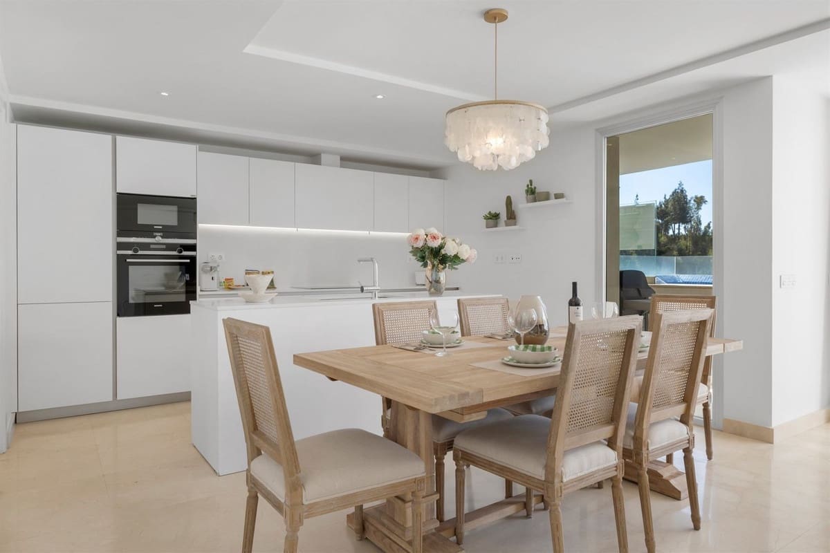 2 makuuhuone Asunto myytävänä paikassa Marbella mukana uima-altaan - 950 000 € (Ref: 9752625)