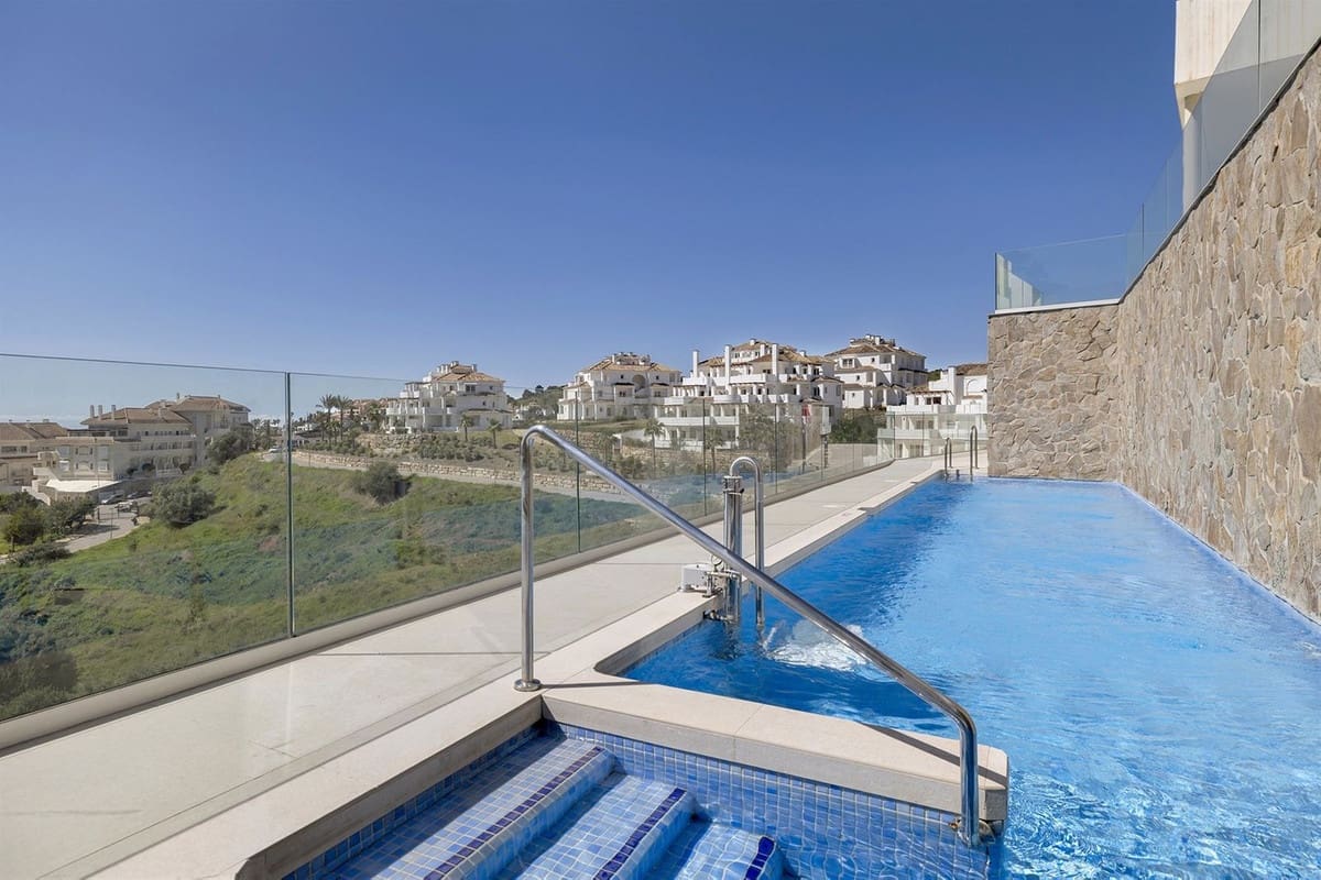 2 makuuhuone Asunto myytävänä paikassa Marbella mukana uima-altaan - 950 000 € (Ref: 9752625)