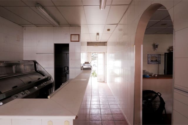 Commercieel te koop in Calahonda, Mijas met garage - € 199.995 (Ref: 9753695)