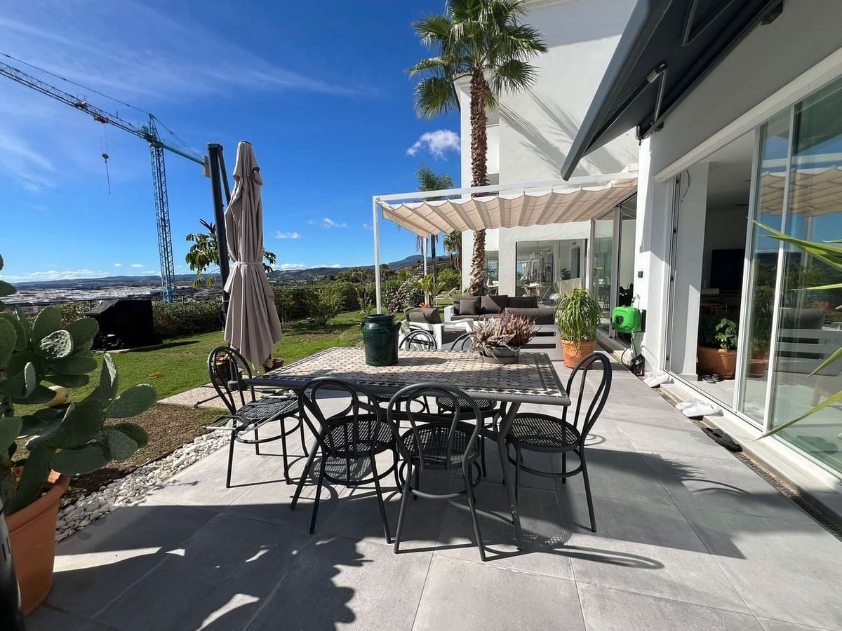 4 soveværelse Lejlighed til salg i Estepona med garage - € 1.049.000 (Ref: 9756776)