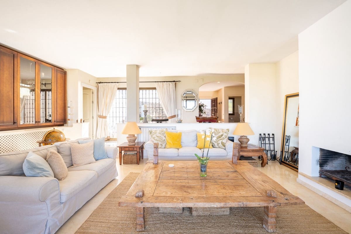 5 bedroom Villa for sale in Marbella with pool - € 2,950,000 (Ref: 9759125)