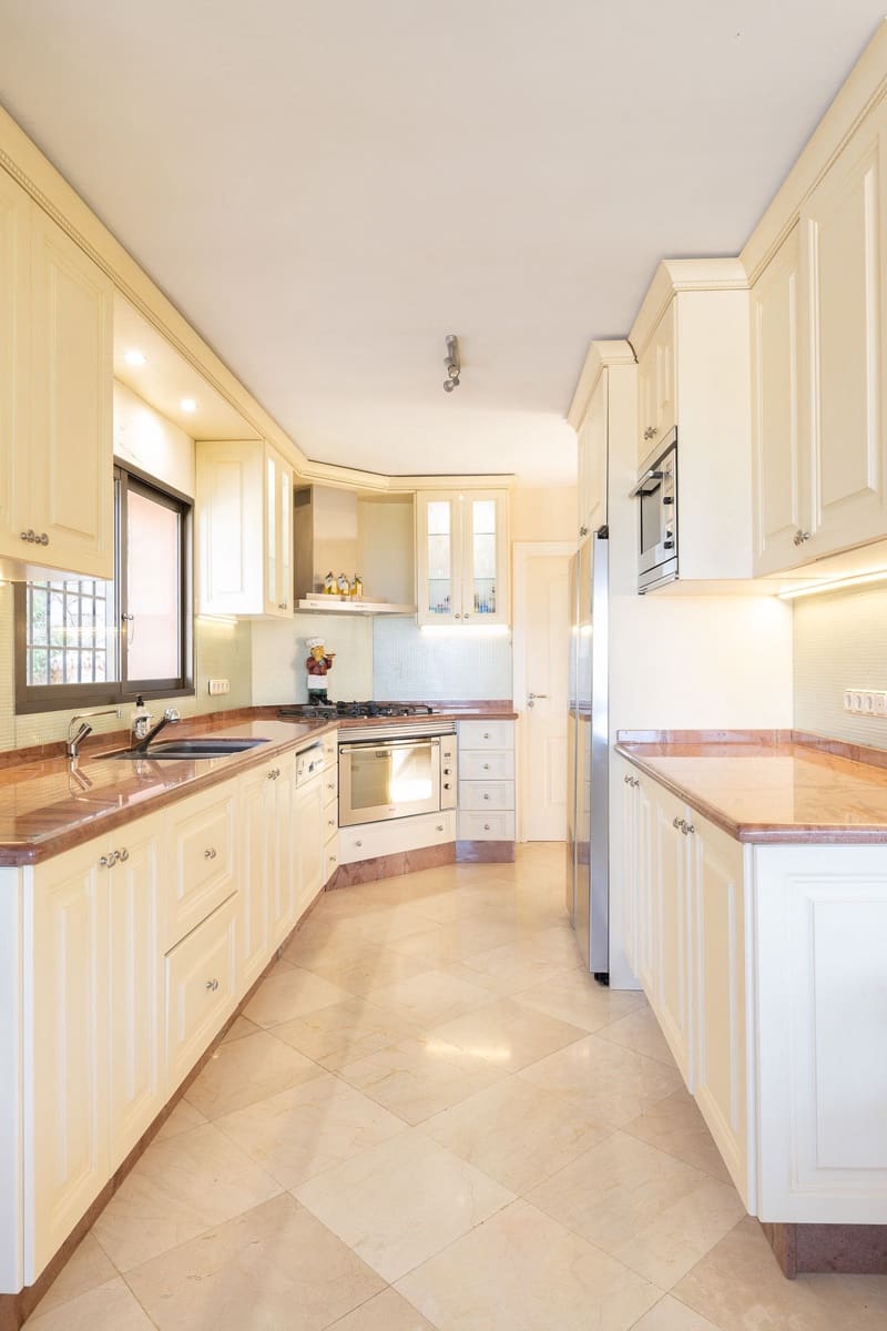 5 bedroom Villa for sale in Marbella with pool - € 2,950,000 (Ref: 9759125)