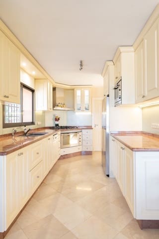 Chalet de 5 habitaciones en Las Chapas, Marbella en venta con piscina - 2.950.000 € (Ref: 9759125)