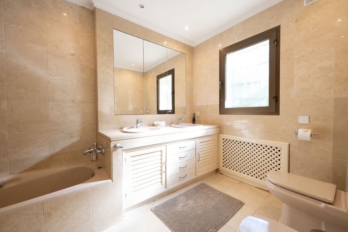 5 bedroom Villa for sale in Marbella with pool - € 2,950,000 (Ref: 9759125)