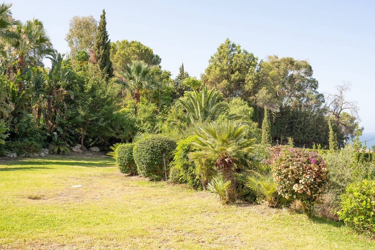 5 bedroom Villa for sale in Marbella with pool - € 2,950,000 (Ref: 9759125)