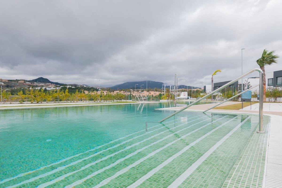 4 chambre Villa/Maison à vendre à New Golden Mile avec piscine garage - 950 000 € (Ref: 9759469)