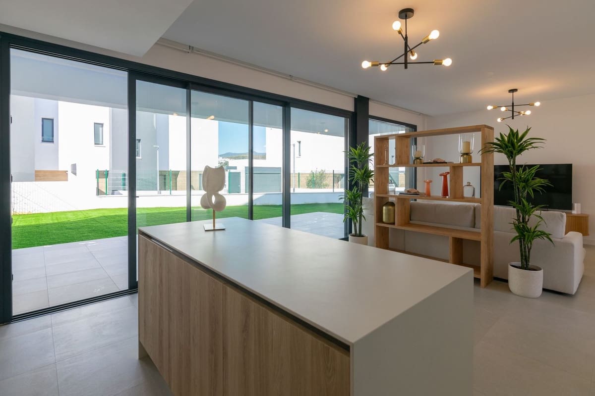 4 chambre Villa/Maison à vendre à New Golden Mile avec piscine garage - 950 000 € (Ref: 9759469)