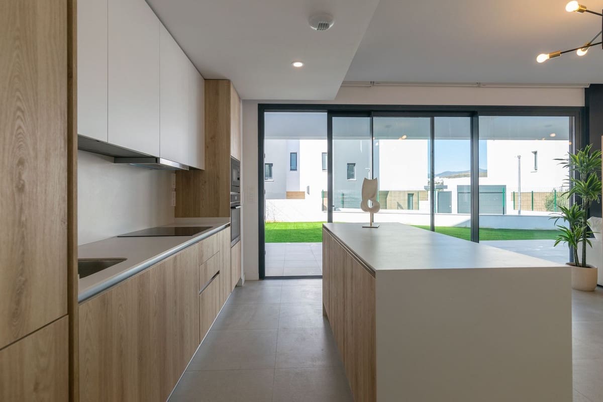 4 chambre Villa/Maison à vendre à New Golden Mile avec piscine garage - 950 000 € (Ref: 9759469)