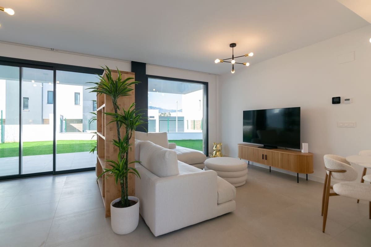 4 chambre Villa/Maison à vendre à New Golden Mile avec piscine garage - 950 000 € (Ref: 9759469)