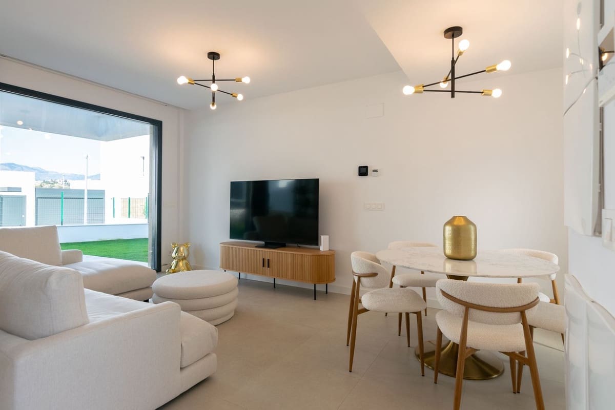 4 chambre Villa/Maison à vendre à New Golden Mile avec piscine garage - 950 000 € (Ref: 9759469)