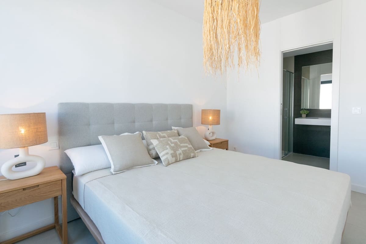 4 chambre Villa/Maison à vendre à New Golden Mile avec piscine garage - 950 000 € (Ref: 9759469)