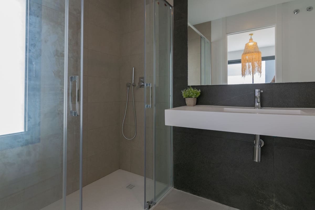 4 chambre Villa/Maison à vendre à New Golden Mile avec piscine garage - 950 000 € (Ref: 9759469)