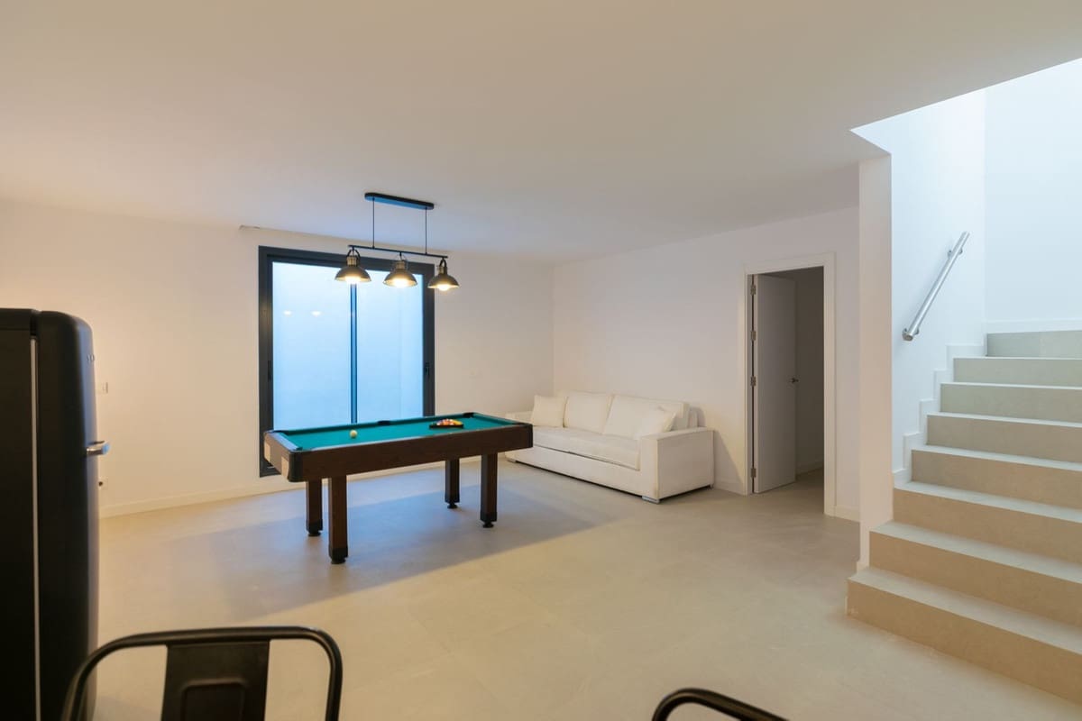 4 chambre Villa/Maison à vendre à New Golden Mile avec piscine garage - 950 000 € (Ref: 9759469)