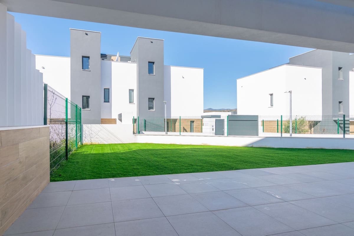 4 chambre Villa/Maison à vendre à New Golden Mile avec piscine garage - 950 000 € (Ref: 9759469)