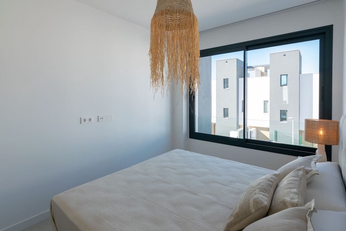 4 chambre Villa/Maison à vendre à New Golden Mile avec piscine garage - 950 000 € (Ref: 9759469)