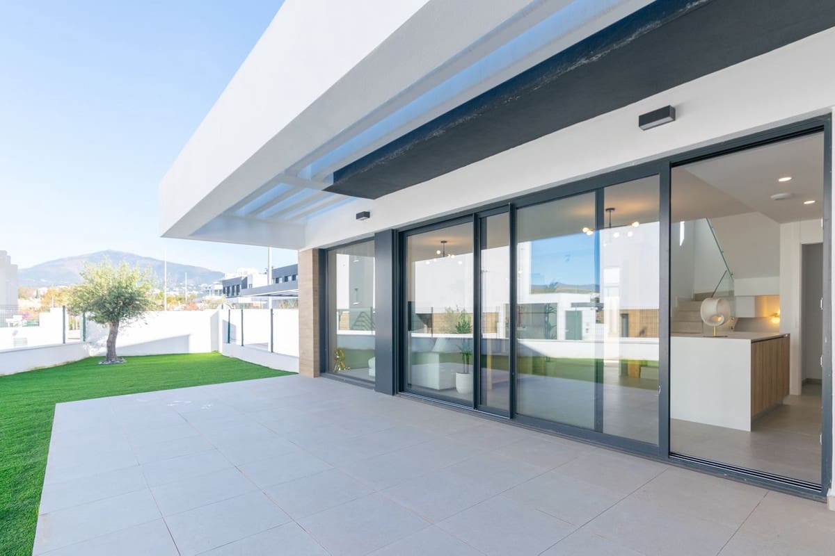 4 chambre Villa/Maison à vendre à New Golden Mile avec piscine garage - 950 000 € (Ref: 9759469)