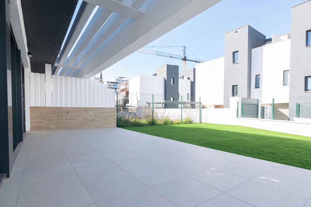 4 chambre Villa/Maison à vendre à New Golden Mile avec piscine garage - 950 000 € (Ref: 9759469)