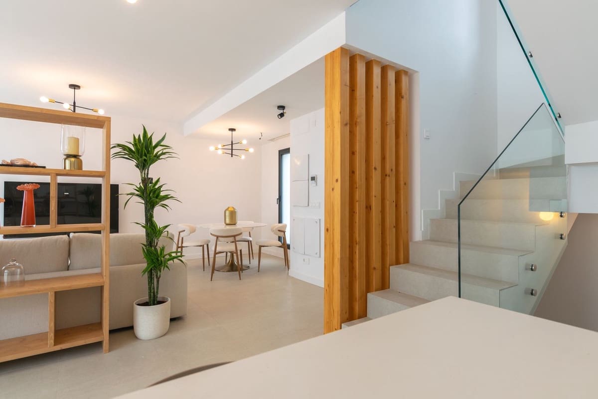 4 chambre Villa/Maison à vendre à New Golden Mile avec piscine garage - 950 000 € (Ref: 9759469)