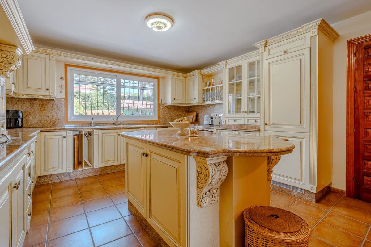 5 quarto Moradia para venda em El Paraiso com piscina garagem - 2 150 000 € (Ref: 9760193)