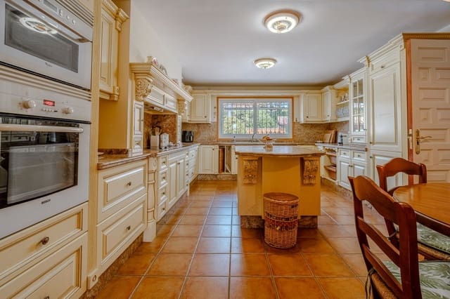 5 quarto Moradia para venda em El Paraiso, Estepona com piscina garagem - 2 150 000 € (Ref: 9760193)