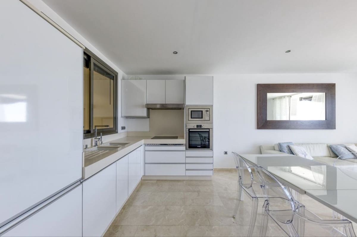 2 bedroom Flat for sale in Marbella - € 820,000 (Ref: 9765325)