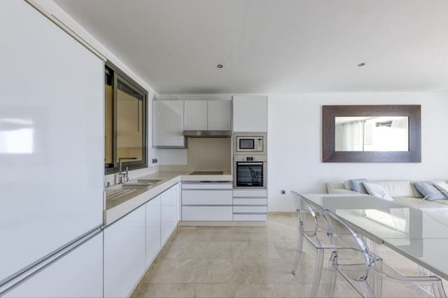 2 bedroom Flat for sale in Puerto Banus, Marbella - € 820,000 (Ref: 9765325)