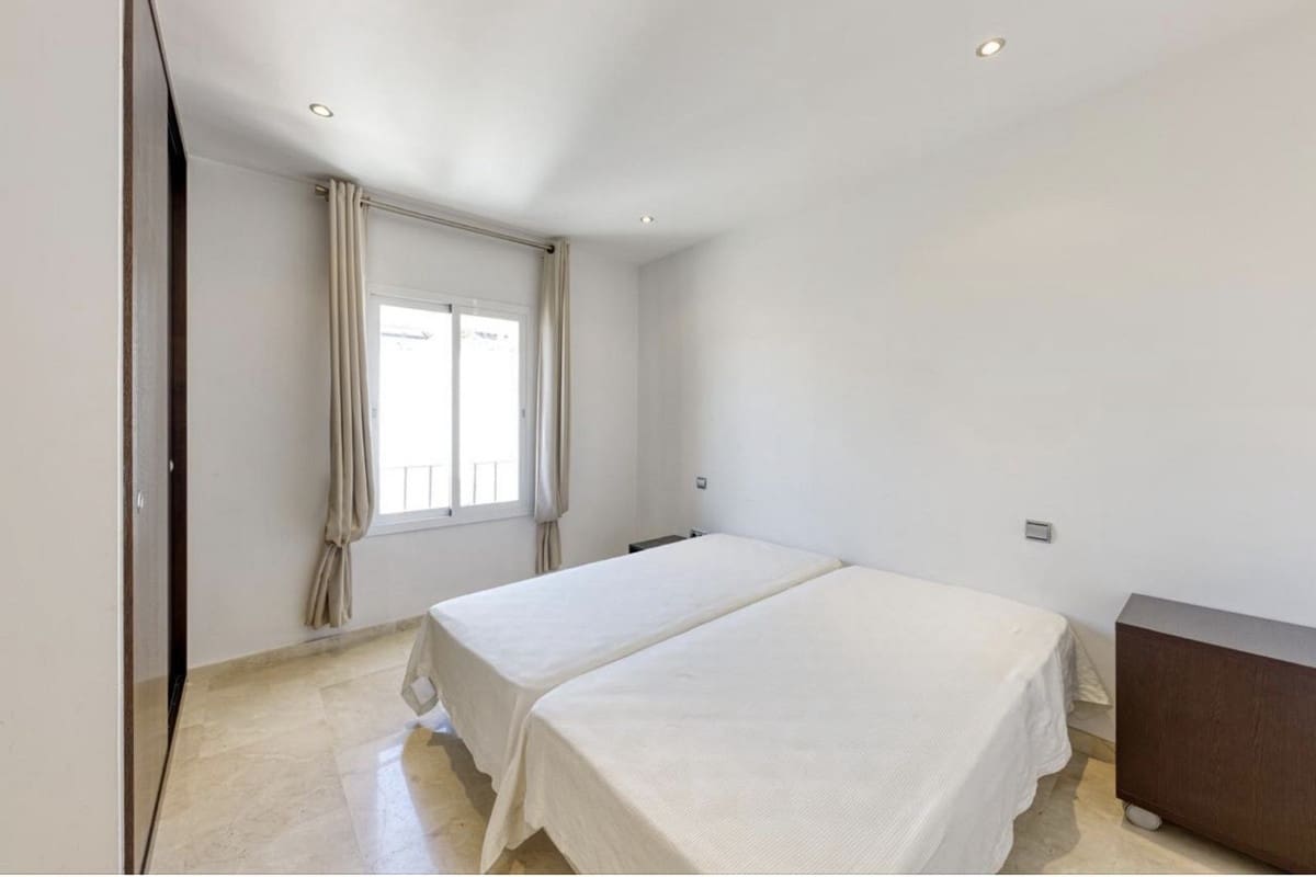 2 bedroom Flat for sale in Marbella - € 820,000 (Ref: 9765325)