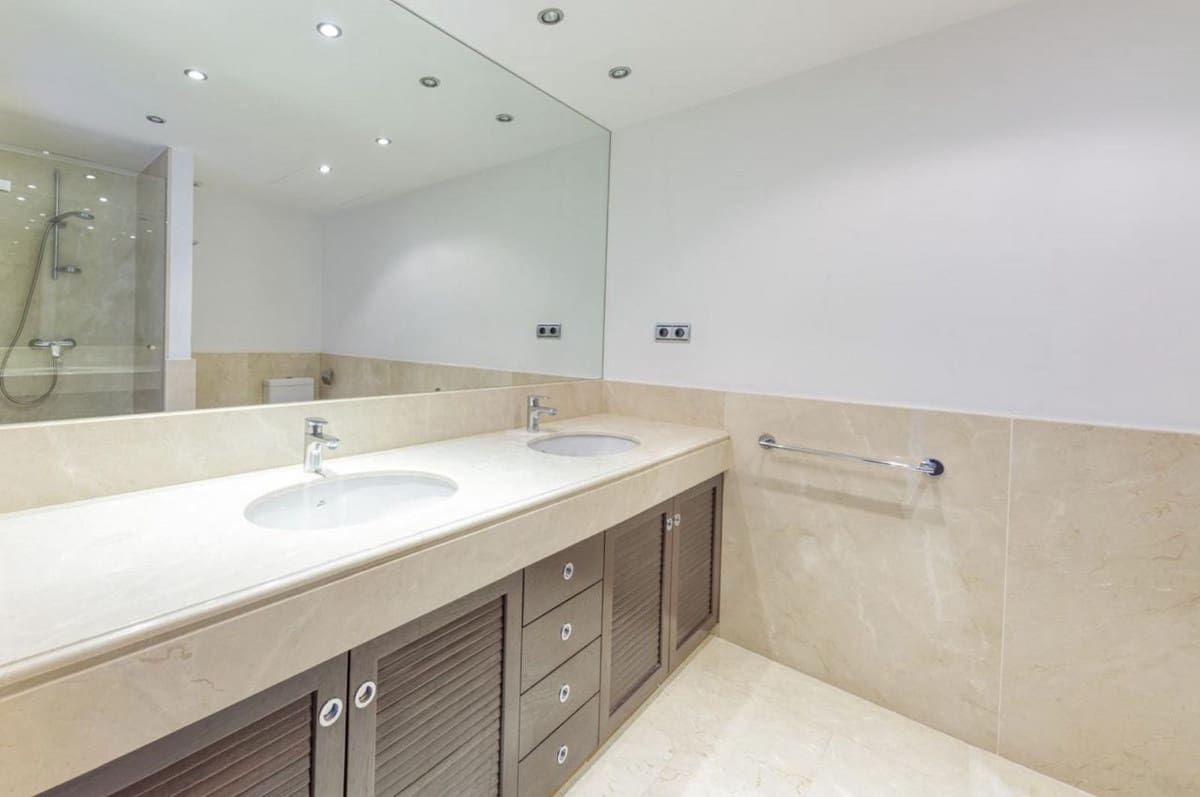 2 bedroom Flat for sale in Marbella - € 820,000 (Ref: 9765325)