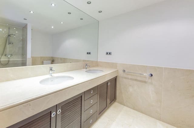 2 bedroom Flat for sale in Puerto Banus, Marbella - € 820,000 (Ref: 9765325)