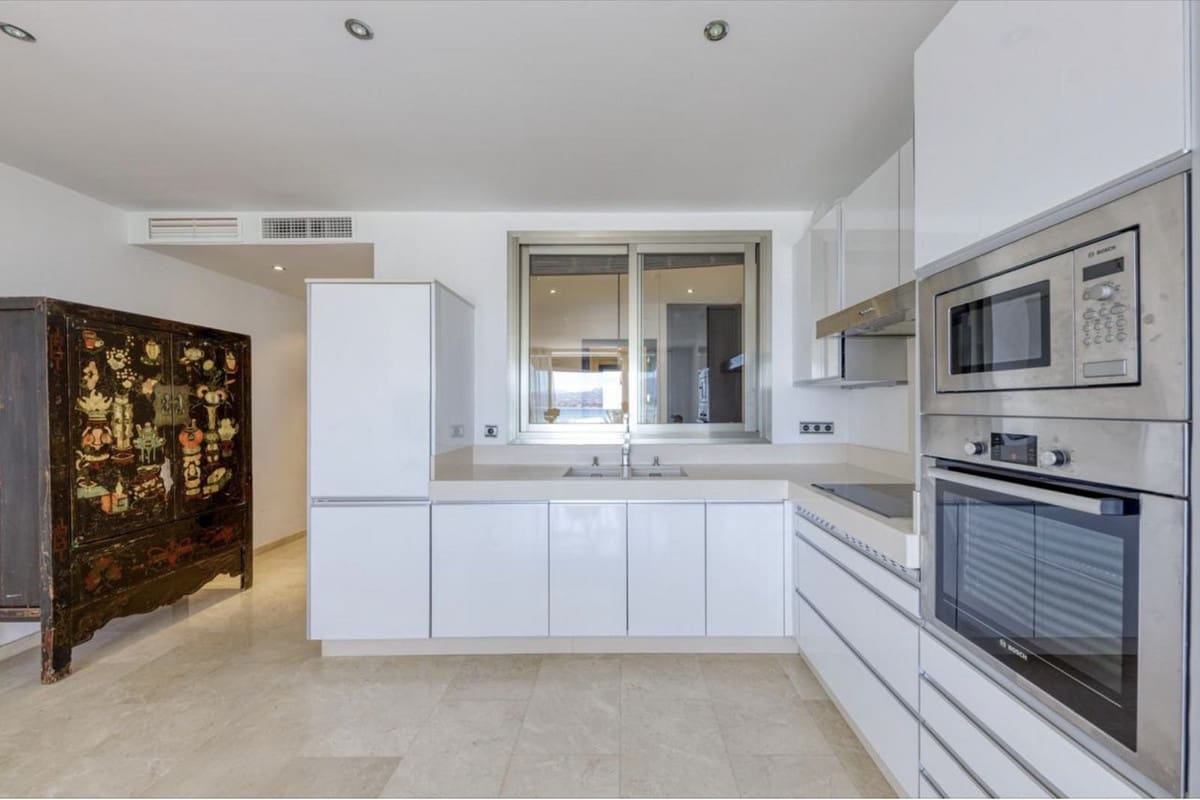 2 bedroom Flat for sale in Marbella - € 820,000 (Ref: 9765325)