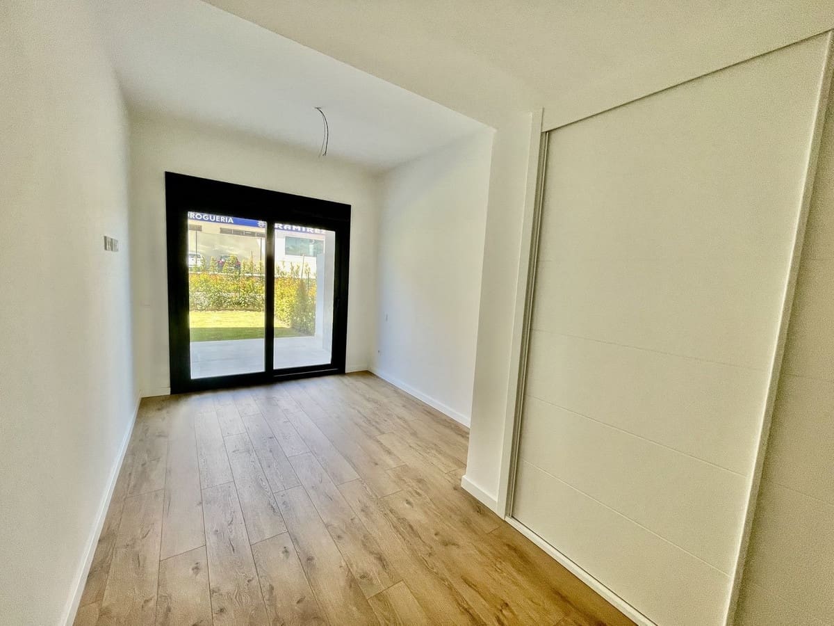 2 bedroom Flat for sale in Estepona with pool garage - € 635,000 (Ref: 9769136)
