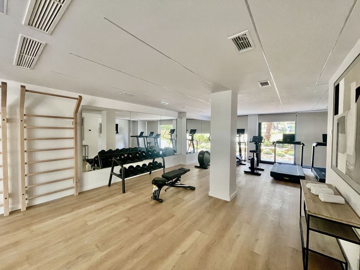 2 bedroom Flat for sale in Estepona with pool garage - € 635,000 (Ref: 9769136)