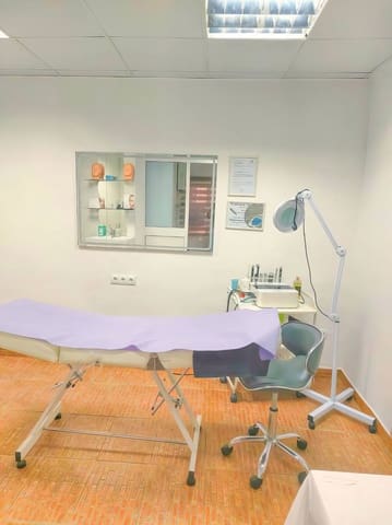 Commercieel te koop in San Pedro de Alcántara Pueblo, Marbella - € 189.000 (Ref: 9773558)