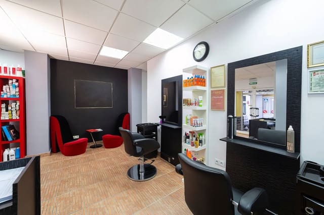 Commercieel te koop in San Pedro de Alcántara Pueblo, Marbella - € 189.000 (Ref: 9773558)