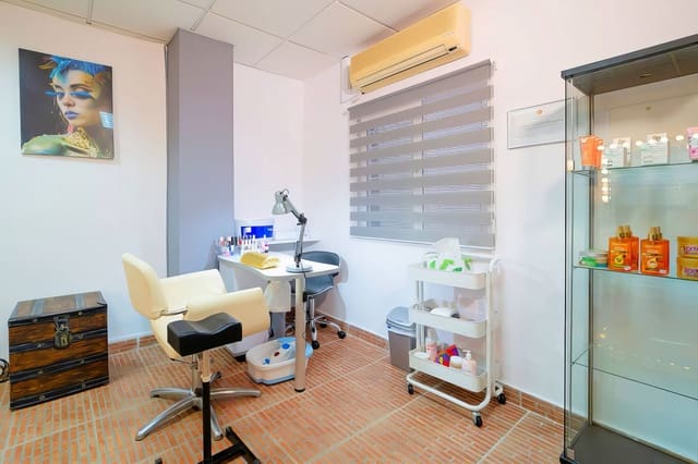 Commercieel te koop in San Pedro de Alcántara Pueblo, Marbella - € 189.000 (Ref: 9773558)