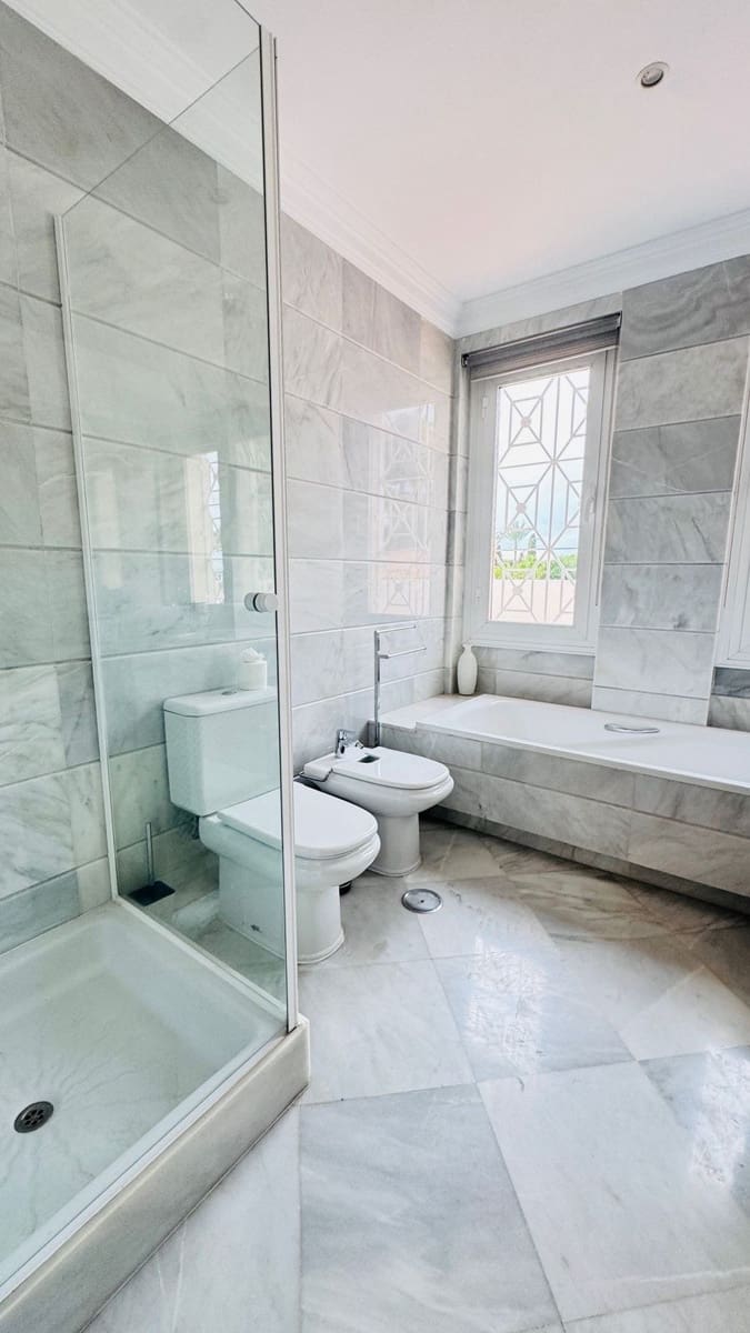 5 soverom Villa til salgs i Marbella med svømmebasseng garasje - € 2 500 000 (Ref: 9803773)