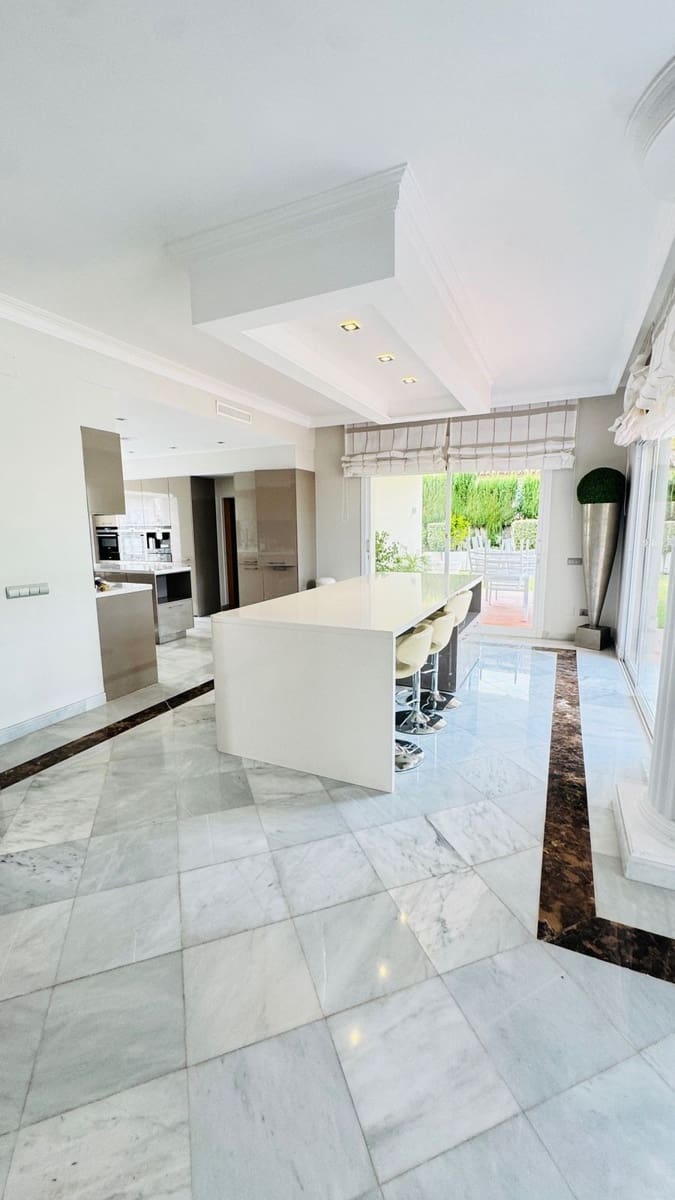 5 soverom Villa til salgs i Marbella med svømmebasseng garasje - € 2 500 000 (Ref: 9803773)