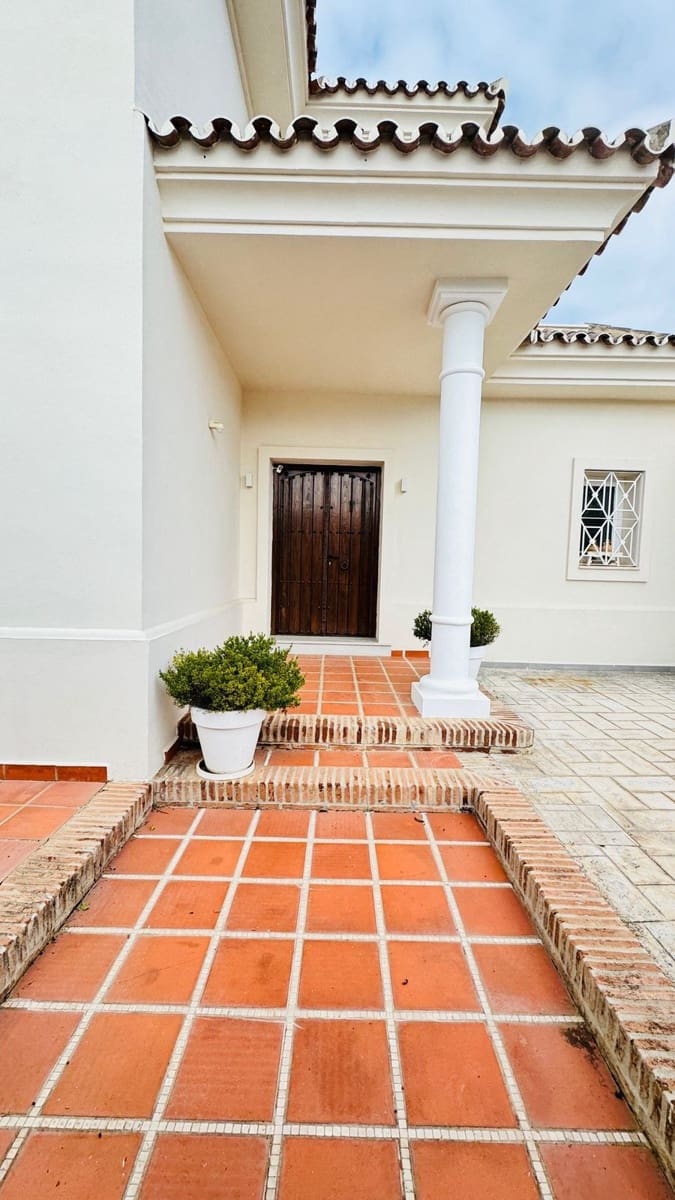 5 soverom Villa til salgs i Marbella med svømmebasseng garasje - € 2 500 000 (Ref: 9803773)