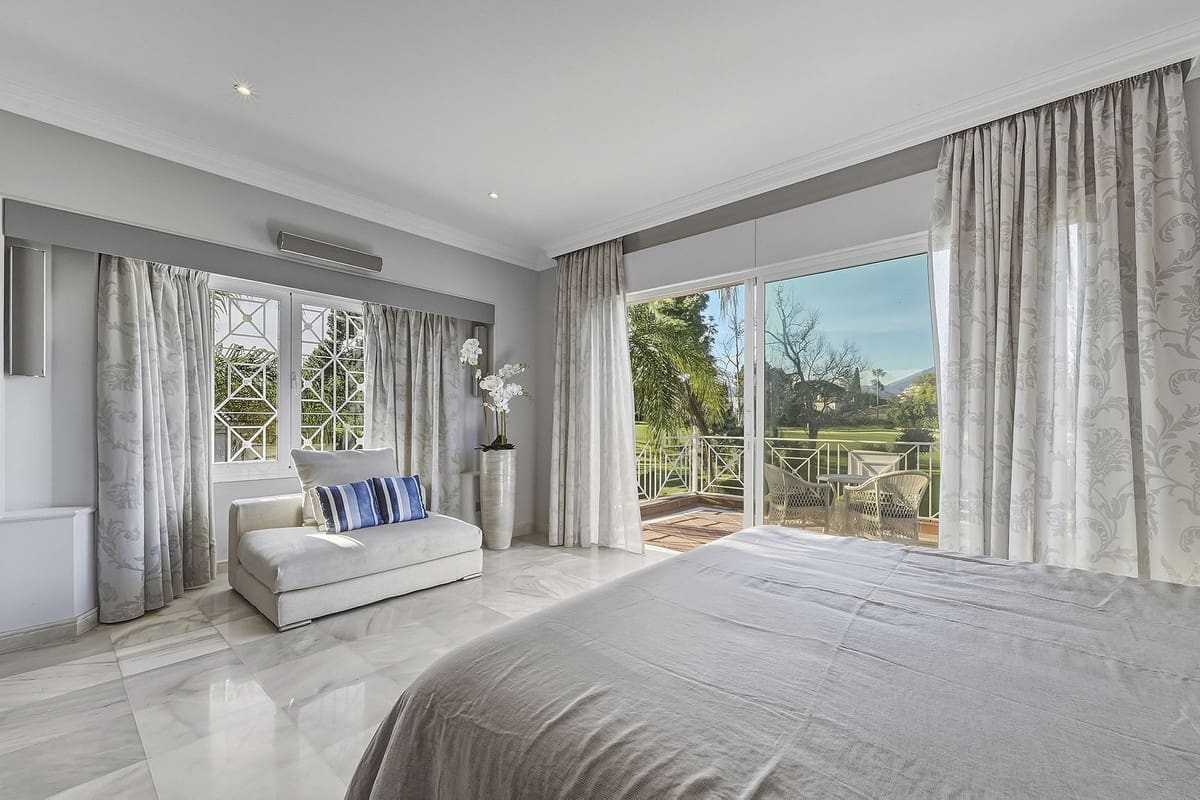 5 soverom Villa til salgs i Marbella med svømmebasseng garasje - € 2 500 000 (Ref: 9803773)