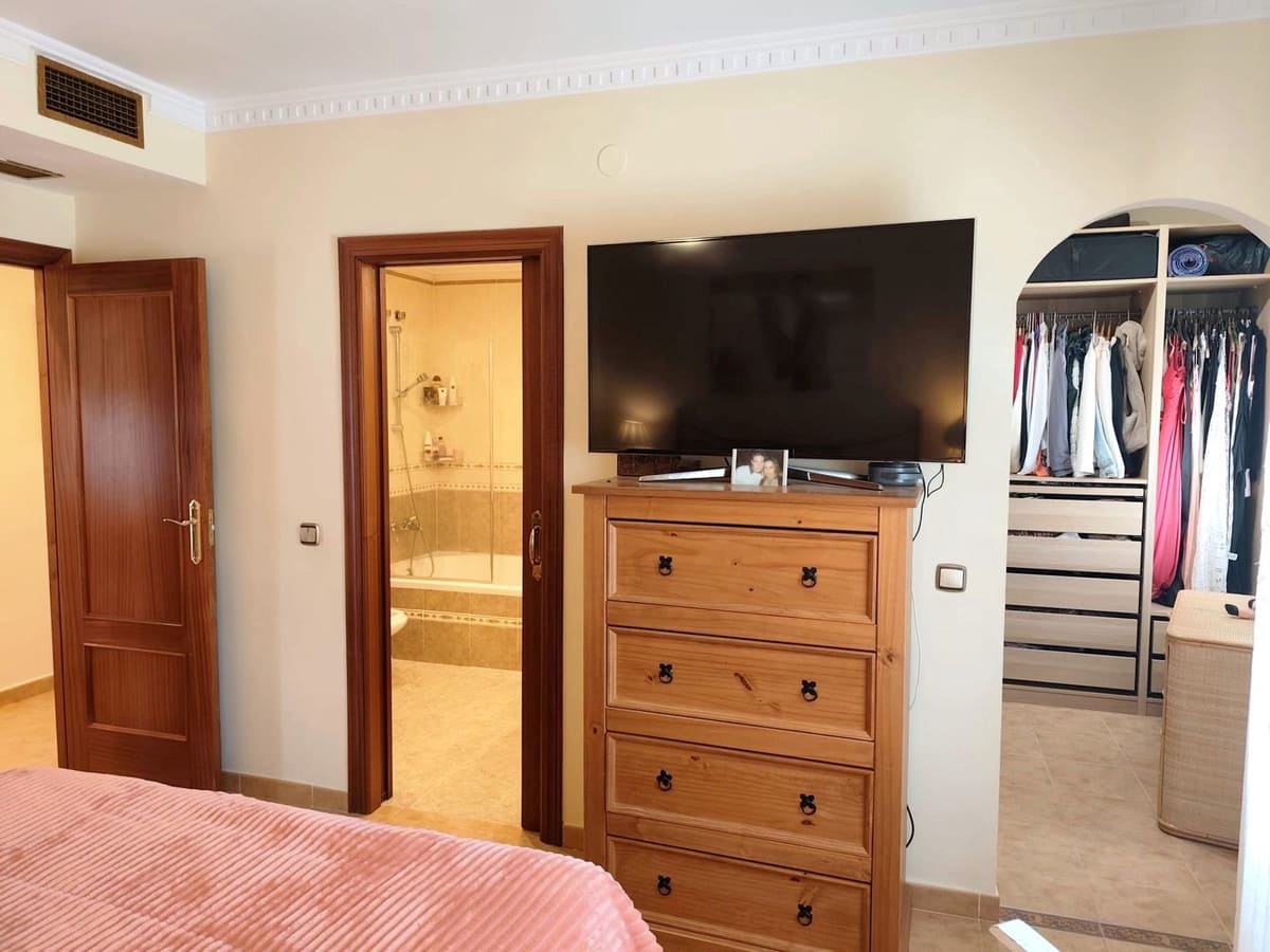 4 slaapkamer Flat te koop in Estepona met garage - € 625.000 (Ref: 9805615)