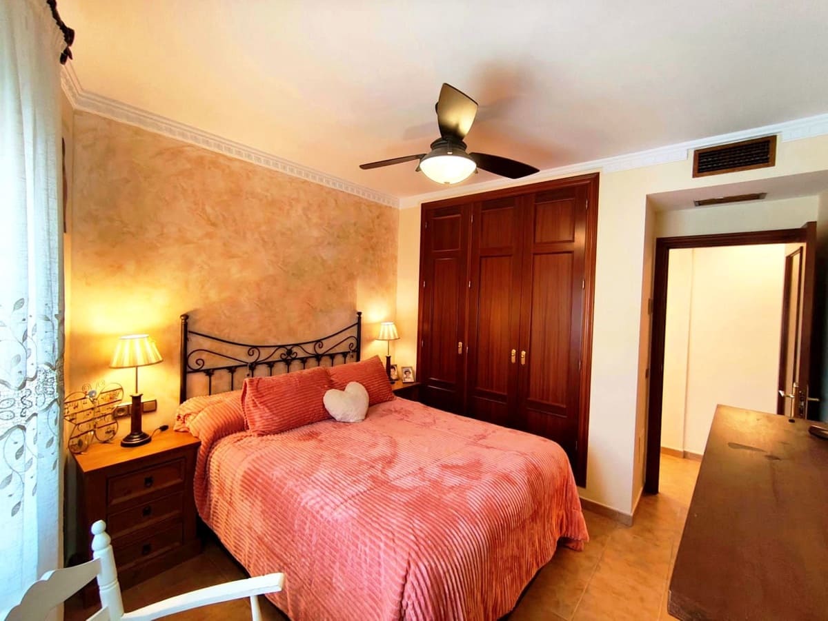 4 slaapkamer Flat te koop in Estepona met garage - € 625.000 (Ref: 9805615)